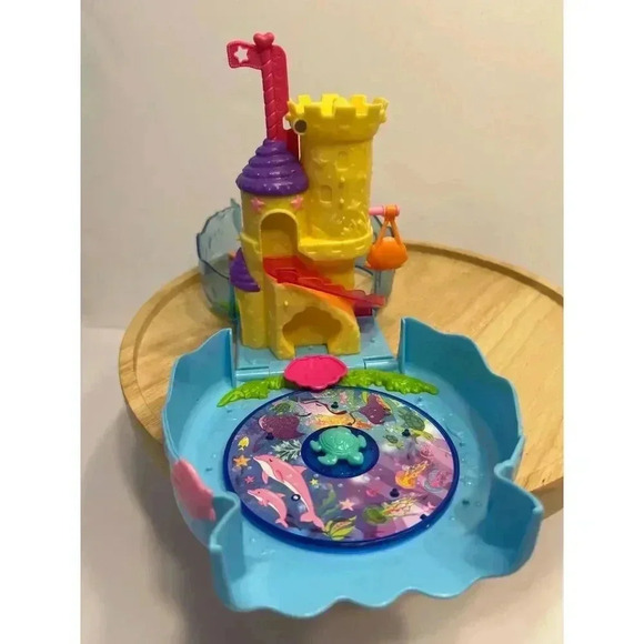 Polly Pocket Bubble Aquarium with Underwater Theme, Bubble-Making Feature - Picture 3 of 7